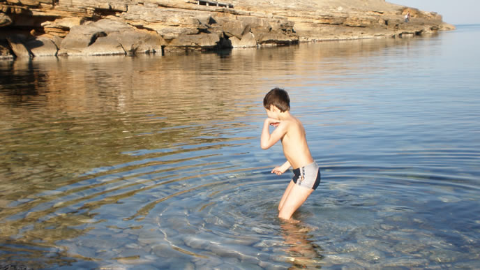 海水浴を楽しむ反抗期の子供