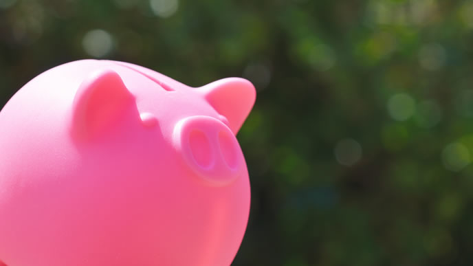 お小遣いが貯金されているピンクの豚