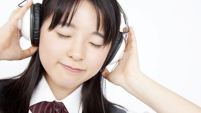 音楽を聴きながら勉強する中学生