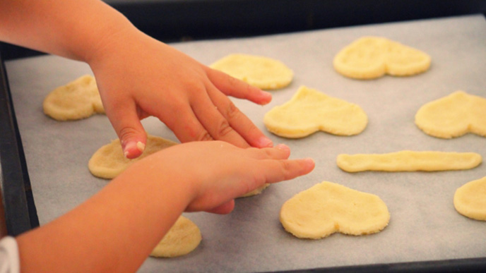 クッキーを作る女の子