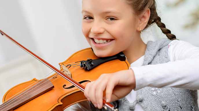 ヴァイオリンを弾く少女
