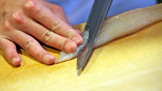 木製のまな板でお肉や魚を切る