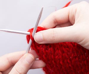 編み物をする女性の手