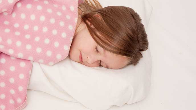 フカフカの枕を使って寝てる女の子