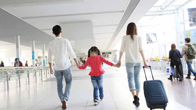 空港内を移動する家族