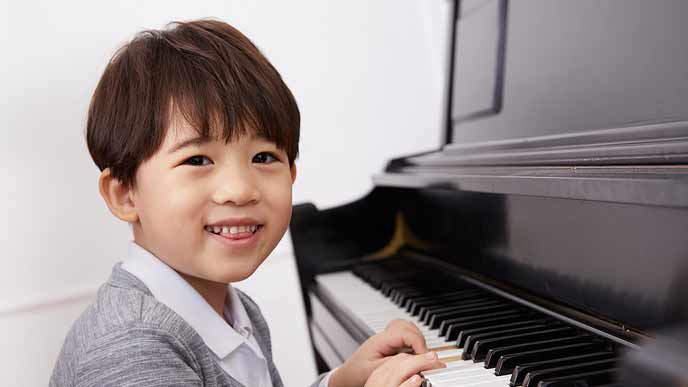 ピアノの練習をする子供